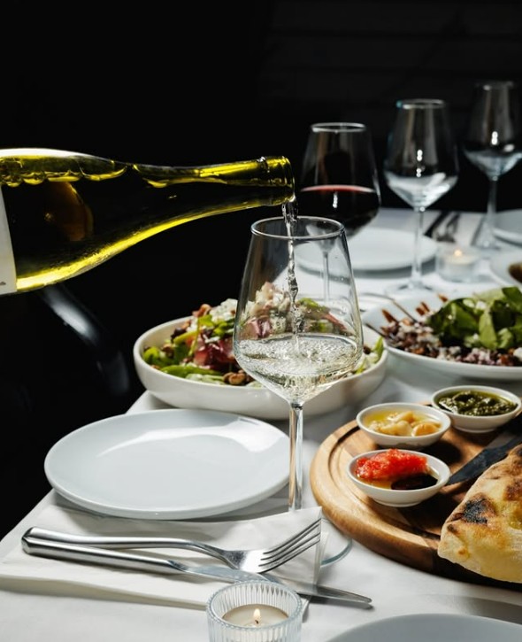 יין בחצר (צילום אינסטגרם/wine_garden_tlv)