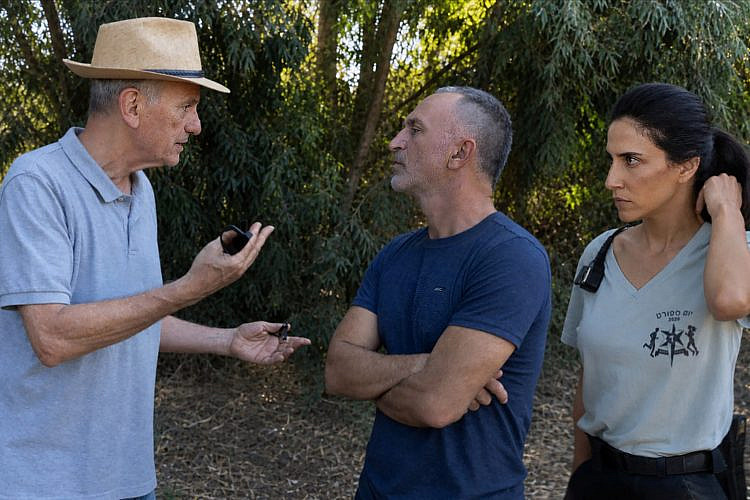 אבי נשר עם מגי אזרזר ושלום מיכאלשווילי על סט "האהבות שלנו" (צילום: חנה ורשקוב)