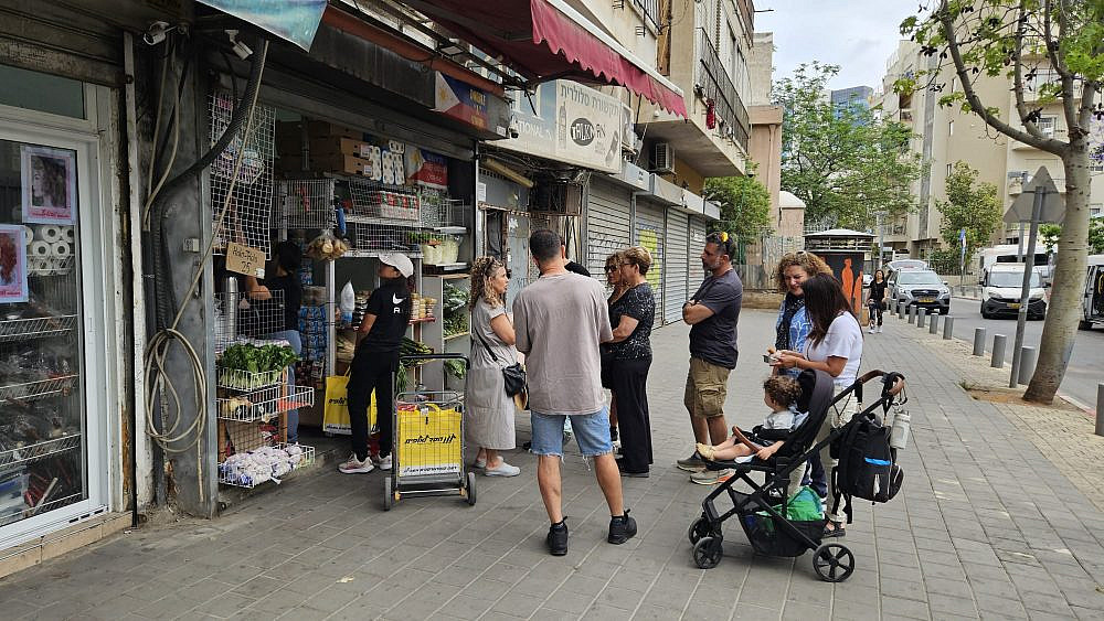 דנה אהרמן והסיור הקולינרי בנווה שאנן (צילום שרון בן דוד) דנה אהרמן והסיור הקולינרי בנווה שאנן (צילום שרון בן דוד)
