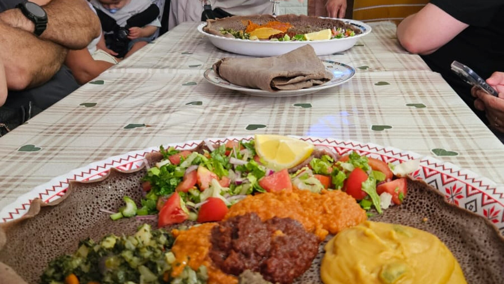 אינג'רה ותבשילים במסעדה האריתראית (צילום:שרון בן דוד) אינג'רה ותבשילים במסעדה האריתראית (צילום:שרון בן דוד)