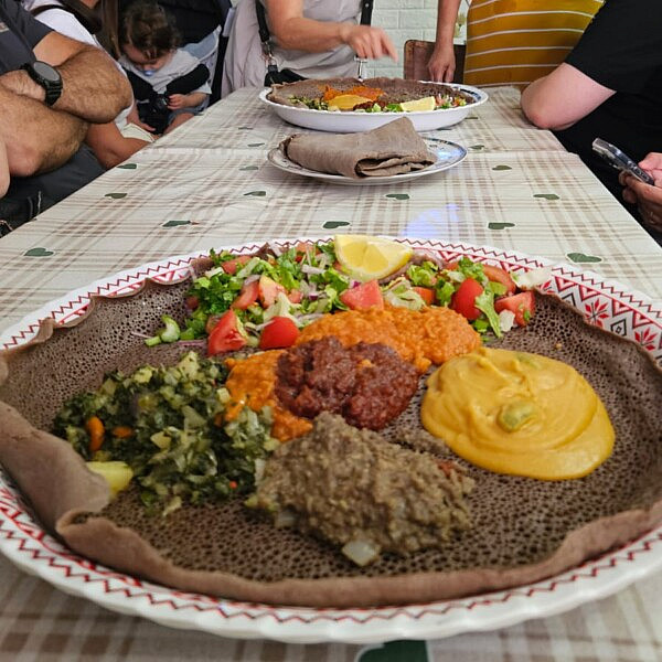 אינג'רה ותבשילים במסעדה האריתראית (צילום:שרון בן דוד)