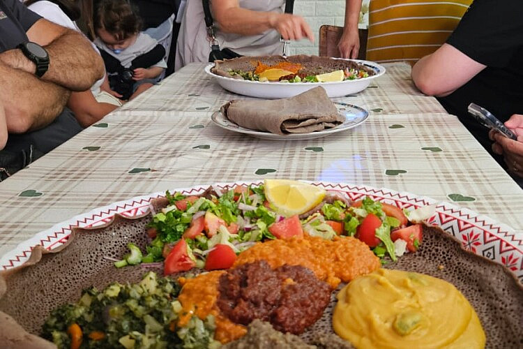 אינג'רה ותבשילים במסעדה האריתראית (צילום:שרון בן דוד)