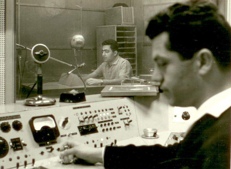 מנשה אמיר, אולפן קול ישראל, 1959(צילום: ויקיפדיה/מאת RONI.A68, CC BY-SA 4.0)