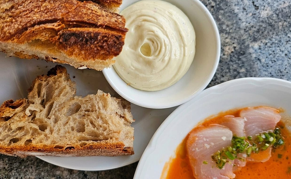 לחם ממאפיית שרויטמן, חמאה רכה וסשימי גספצ'ו, בר פרונטו (צילום שרון בן דוד) לחם ממאפיית שרויטמן, חמאה רכה וסשימי גספצ'ו, בר פרונטו (צילום שרון בן דוד)