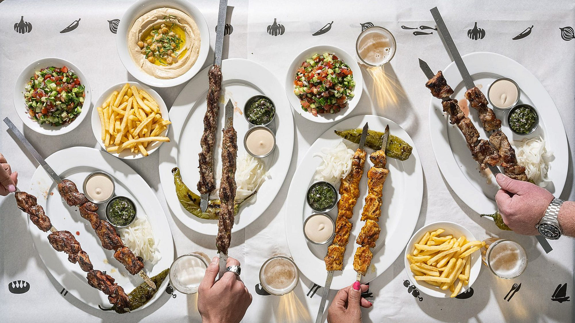 שיפודים וניגובים. מלח מים (צילום אנטולי מיכאלו) שיפודים וניגובים. מלח מים (צילום אנטולי מיכאלו)
