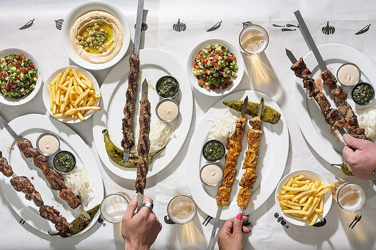 שיפודים וניגובים. מלח מים (צילום אנטולי מיכאלו)