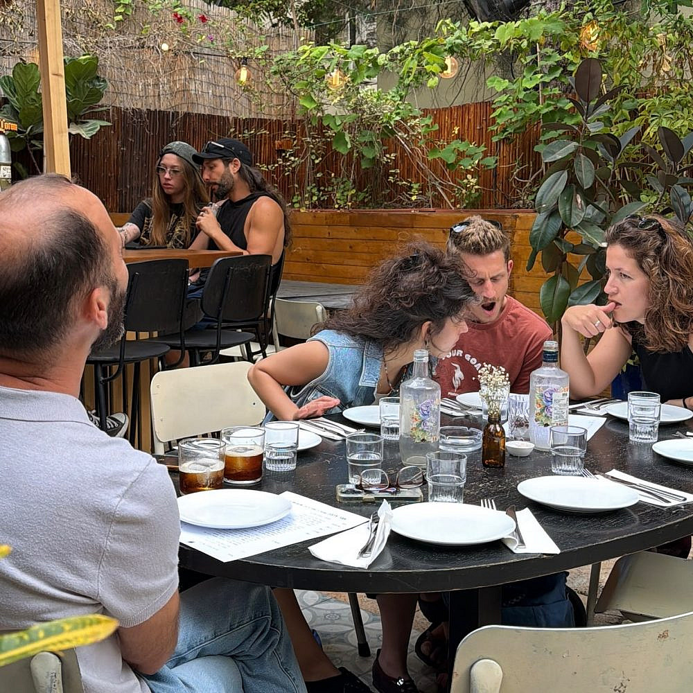 לילה בחצר. מטבח לילה (צילום יניר תדמור) לילה בחצר. מטבח לילה (צילום יניר תדמור)