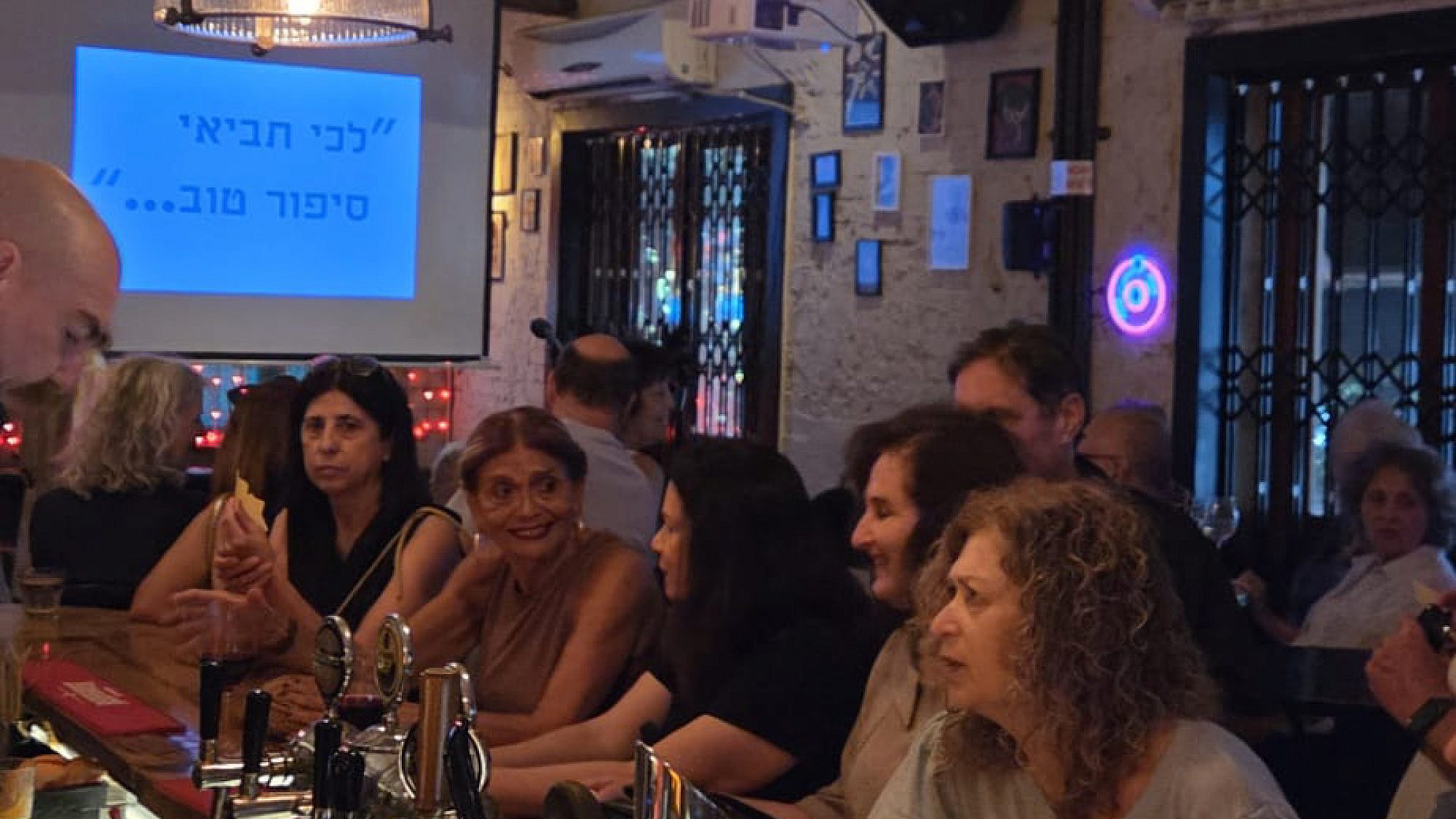 "ותיקים על הבר", פולי בר (צילום באדיבות עיריית תל אביב-יפו) "ותיקים על הבר", פולי בר (צילום באדיבות עיריית תל אביב-יפו)