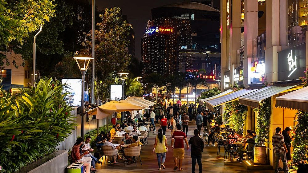 רחוב מסעדות בבנגלור (צילום: Raja GamerXTC / Shutterstock) רחוב מסעדות בבנגלור (צילום: Raja GamerXTC / Shutterstock)