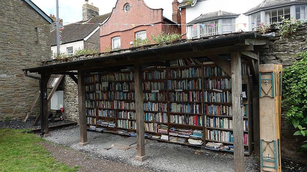 Honesty Bookshop (צילום: RogerMechan / Shutterstock)