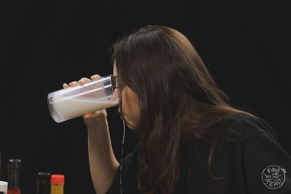 אוברי פלאזה מסניפה חלב ב"הוט וואנס" (צילום: יחסי ציבור)