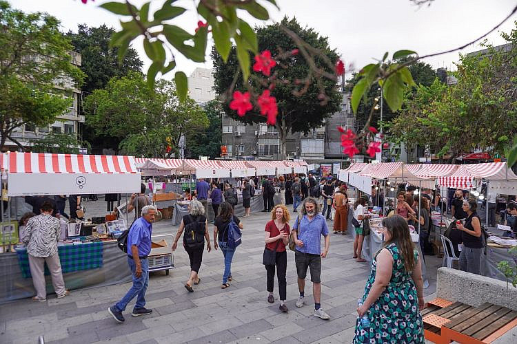יריד הספר ברחבת הסינמטק (צילום: גיא פרחי/עיריית תל אביב-יפו)