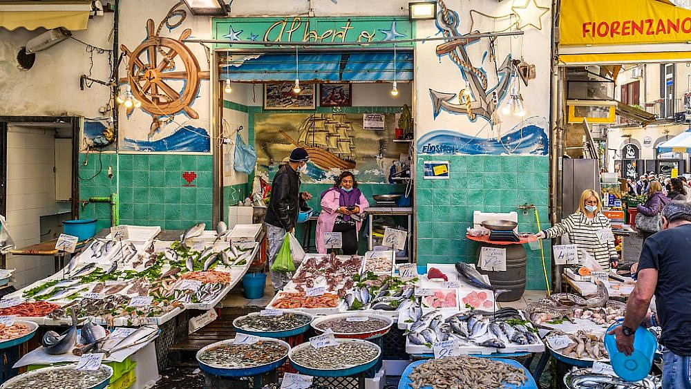 שוק דגים בנאפולי (צילום: Francesco Bonino / Shutterstock) שוק דגים בנאפולי (צילום: Francesco Bonino / Shutterstock)