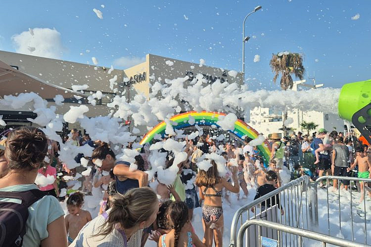מה עדיף - להיות דביק ממסיבת קצף או זיעה? מסיבת גליצ׳ בנמל (צילום: ברק ברינקר)