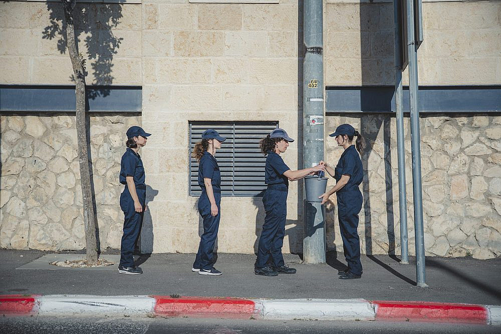 העוברים והשבים צריכים להבין שיש כאן יותר מנשים עם דלי. "ואקיום סרוויס" בירושלים (צילום: מיכל שחר)