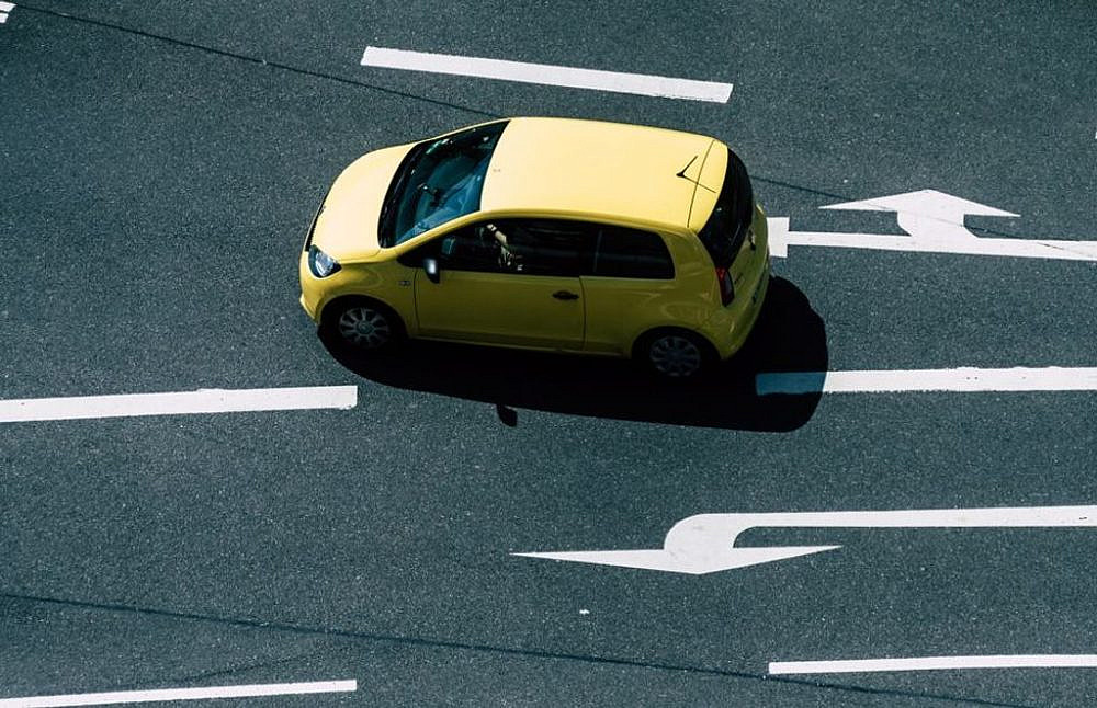 car on the road. צילום: Pexels