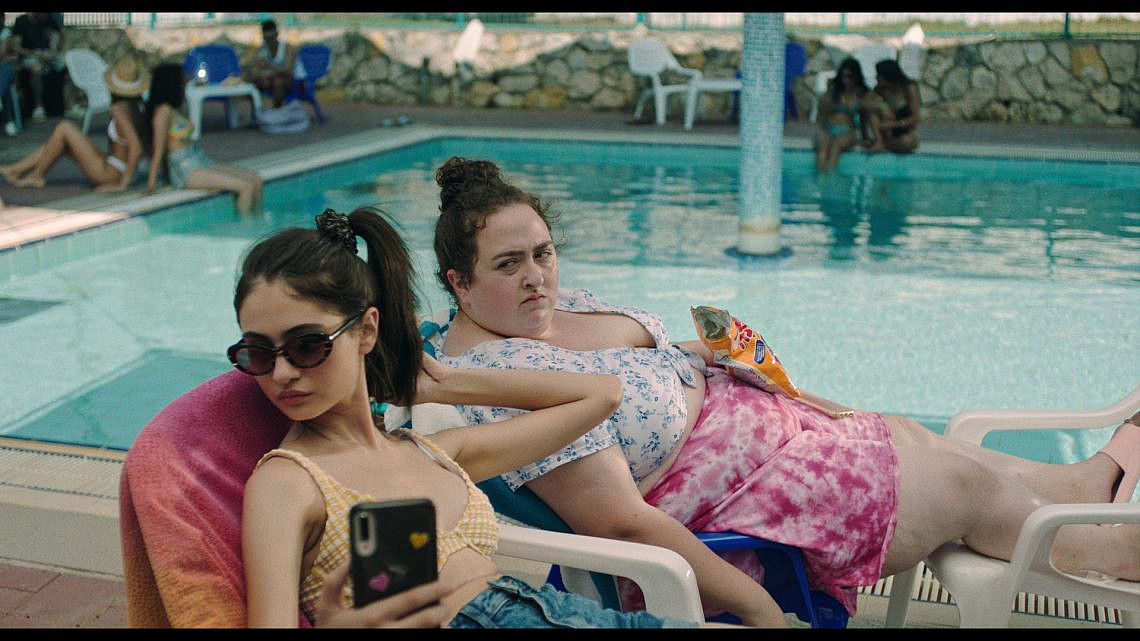 מרגישות כמו אחיות אמיתיות. "כי את מכוערת". (צילום: מתן רדין) מרגישות כמו אחיות אמיתיות. "כי את מכוערת". (צילום: מתן רדין)