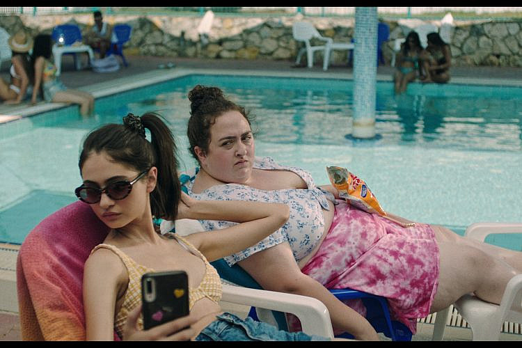 מרגישות כמו אחיות אמיתיות. "כי את מכוערת". (צילום: מתן רדין)