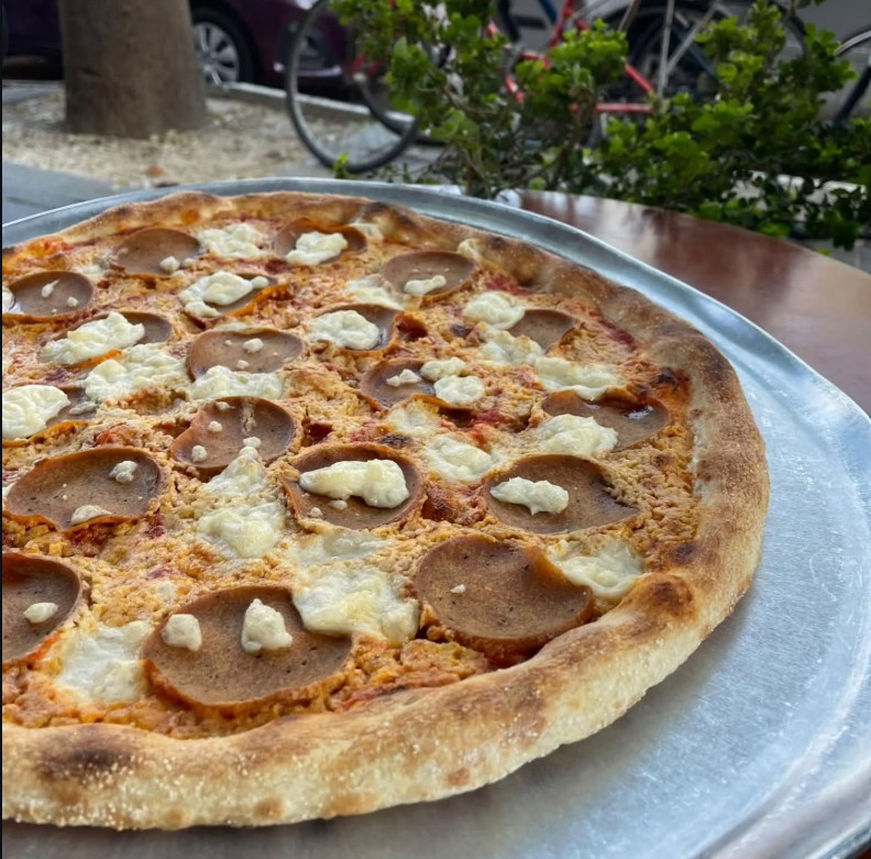 החתול הירוק (צילום אינסטגרם/green_cat_pizza) החתול הירוק (צילום אינסטגרם/green_cat_pizza)