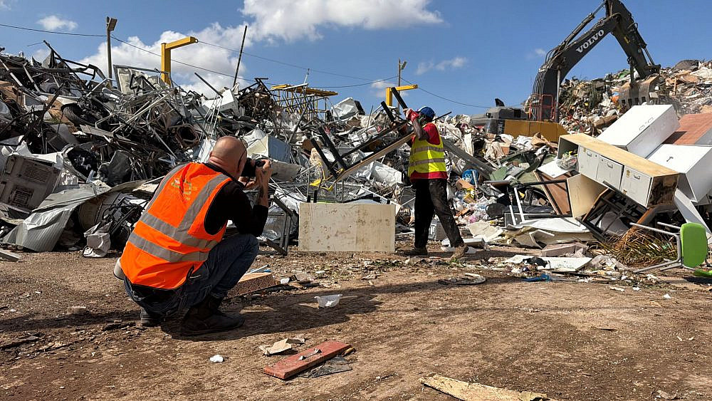 זיו קורן מצלם זבל. לכאורה. צילום: דיגיטל חירייה זיו קורן מצלם זבל. לכאורה. צילום: דיגיטל חירייה