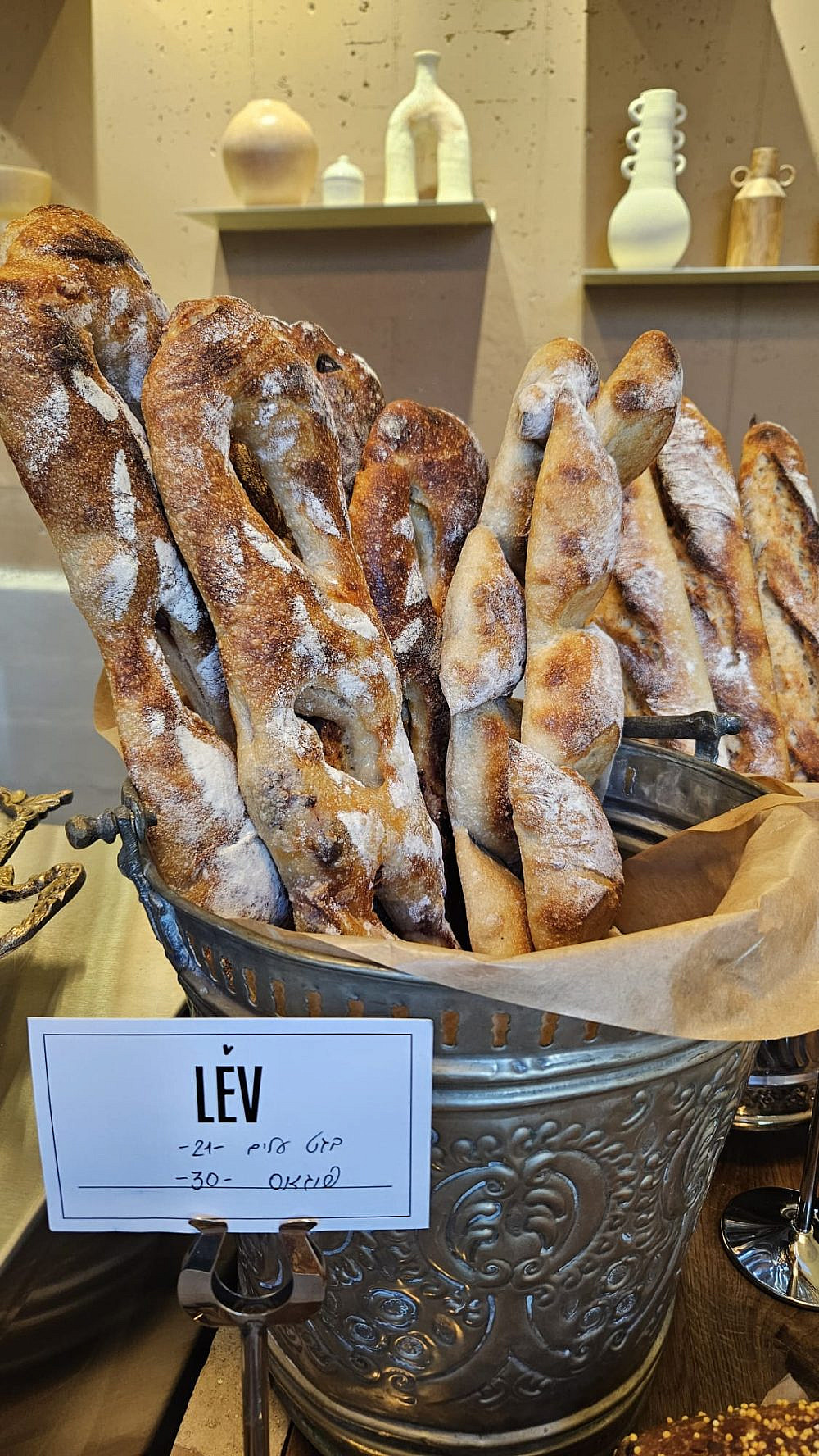 פוגאס קשקבל וזיתים (צילום שרון בן דוד) פוגאס קשקבל וזיתים (צילום שרון בן דוד)