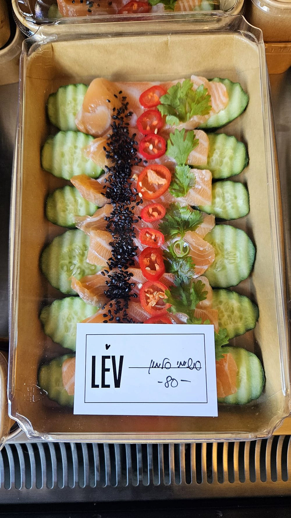 סשימי סלמון (צילום שרון בן דוד) סשימי סלמון (צילום שרון בן דוד)