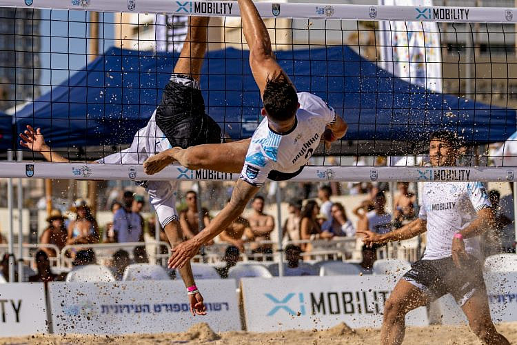 מתעופפים לעתיד. פוצ'יוולי בחופי תל אביב. (צילום: חיים וינגרטן)