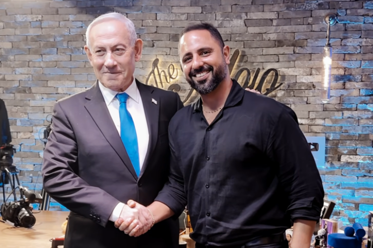 ברור שעדיף שבינה מלאכותית תלמד את הילדים שלי ולא מורים מקצועיים, מה רבו מעשיך ביבי! בן ברוך ונתניהו (צילום מסך: יוטיוב)