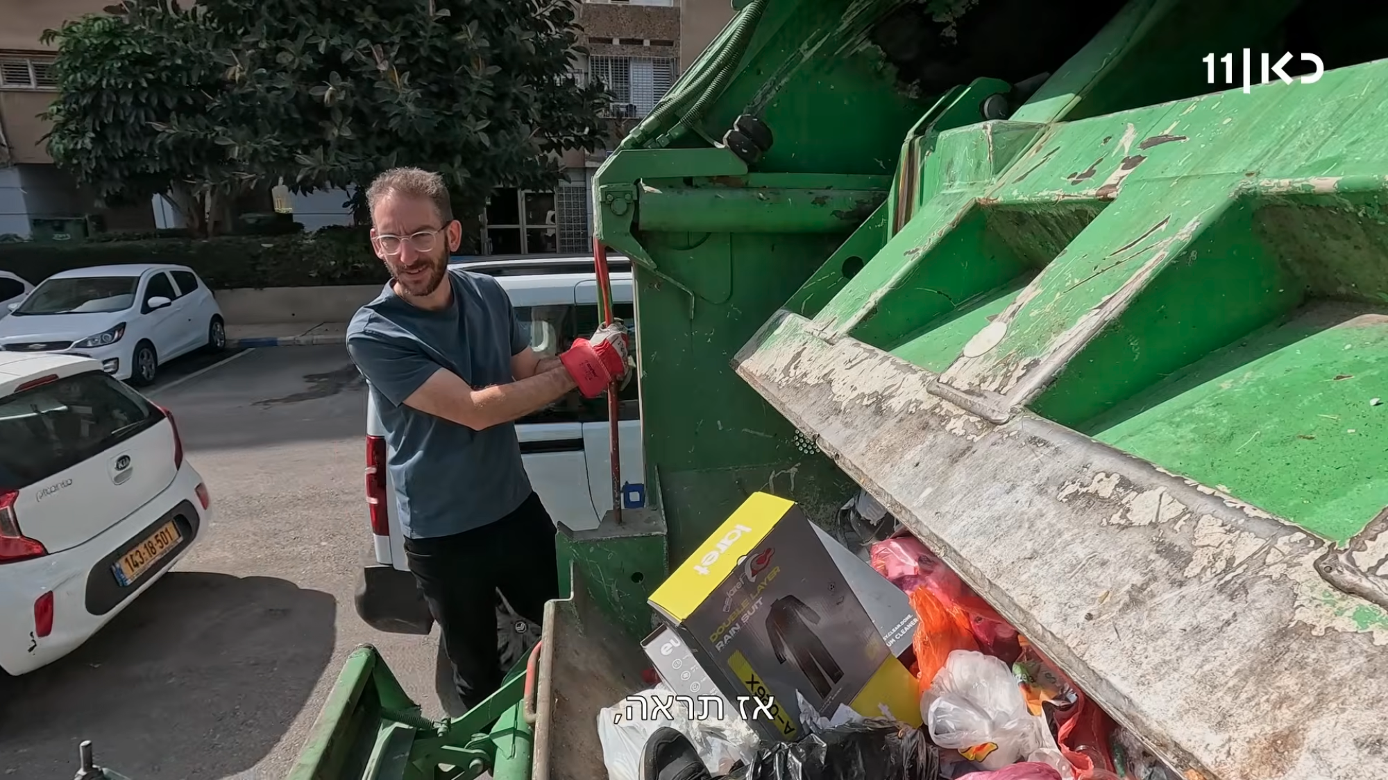 החיים בזבל, אבל אחלה תלוש. שאול אמסטרדמסקי ב״התלוש של המדינה״ (צילום מסך: כאן 11) החיים בזבל, אבל אחלה תלוש. שאול אמסטרדמסקי ב״התלוש של המדינה״ (צילום מסך: כאן 11)