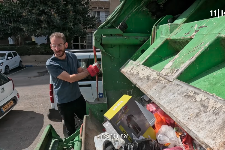 החיים בזבל, אבל אחלה תלוש. שאול אמסטרדמסקי ב״התלוש של המדינה״ (צילום מסך: כאן 11)