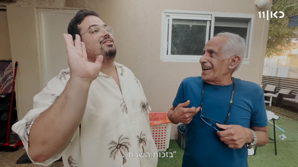 גם הומור לא חסר. אוראל צברי נזכר ברב ב״הדרבי האחרון״ (צילום מסך: כאן 11) גם הומור לא חסר. אוראל צברי נזכר ברב ב״הדרבי האחרון״ (צילום מסך: כאן 11)