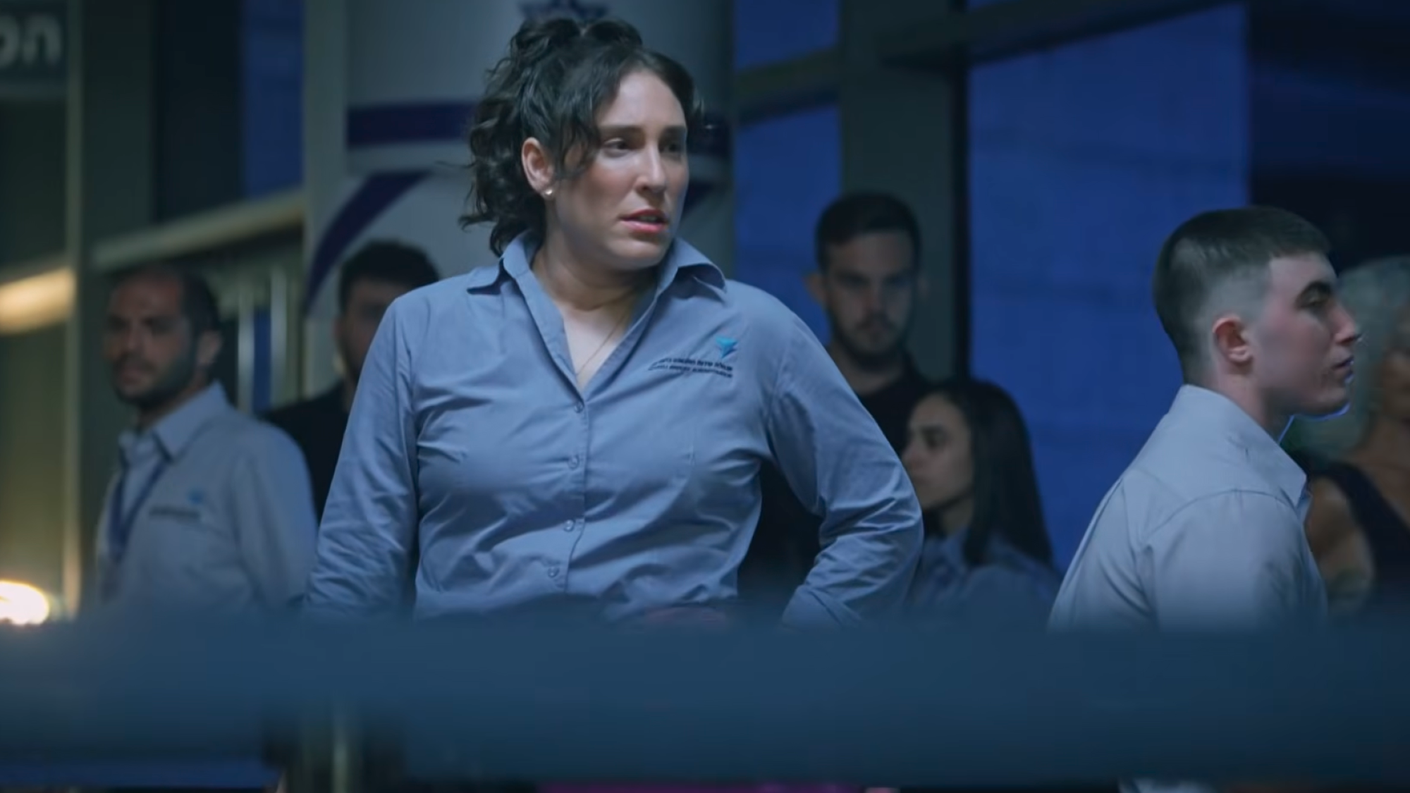 רק אל תשכחו להוציא את הלפטופ ולהוריד חגורה. גיתית פישר ב״בודקת״ (צילום מסך: yes) רק אל תשכחו להוציא את הלפטופ ולהוריד חגורה. גיתית פישר ב״בודקת״ (צילום מסך: yes)