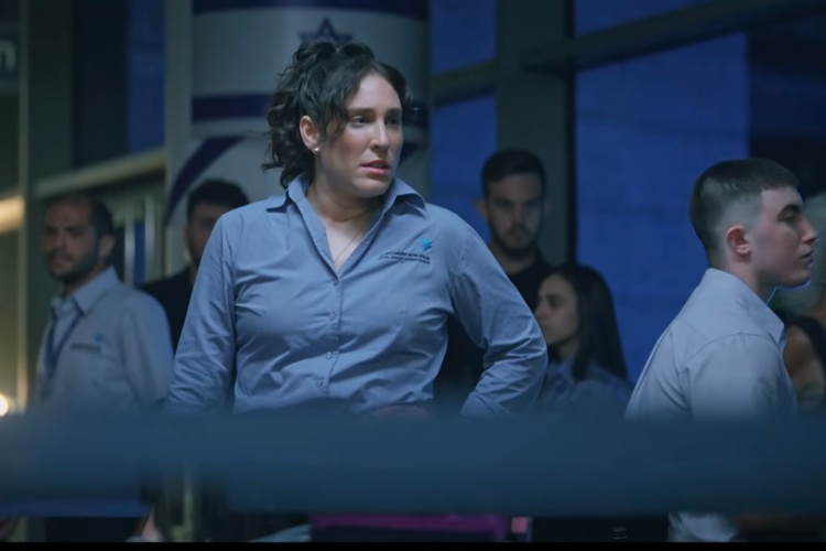 רק אל תשכחו להוציא את הלפטופ ולהוריד חגורה. גיתית פישר ב״בודקת״ (צילום מסך: yes)