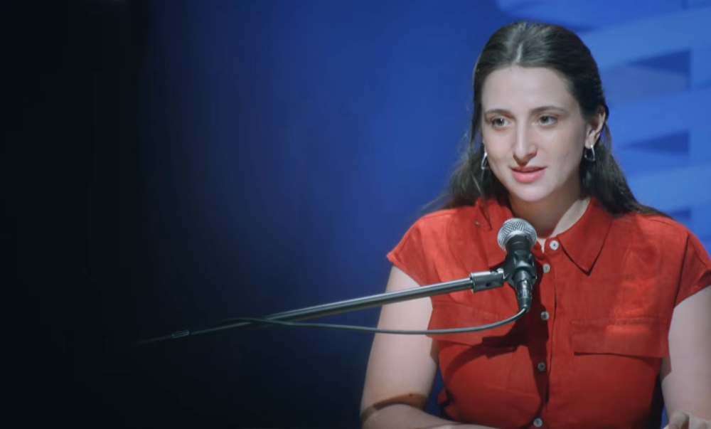 תפקיד לא גדול אבל מקסים. אלונה סער ב״בודקת״ | צילום מסך: yes