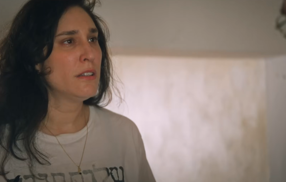 הכי רחוקה מ״הפשוטע״ של סרוסי. גיתית פישר ב״בודקת״ | צילום מסך: yes