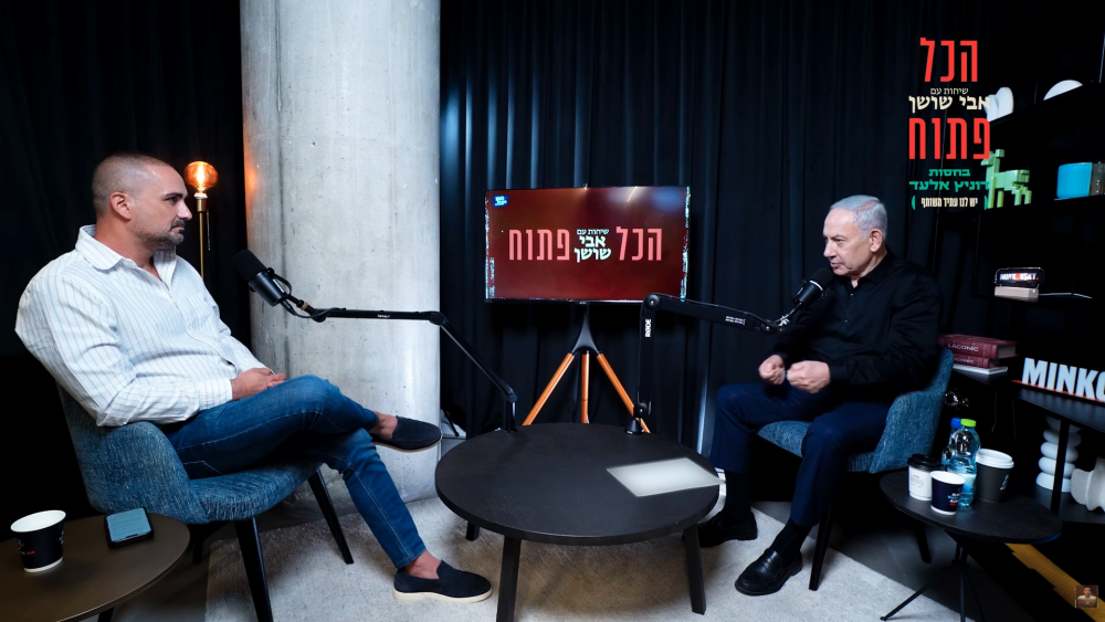 הפתיע לטובה, לפחות בשאלה אחת. אבי שושן מראיין את בנימין נתניהו (צילום מסך: יוטיוב)