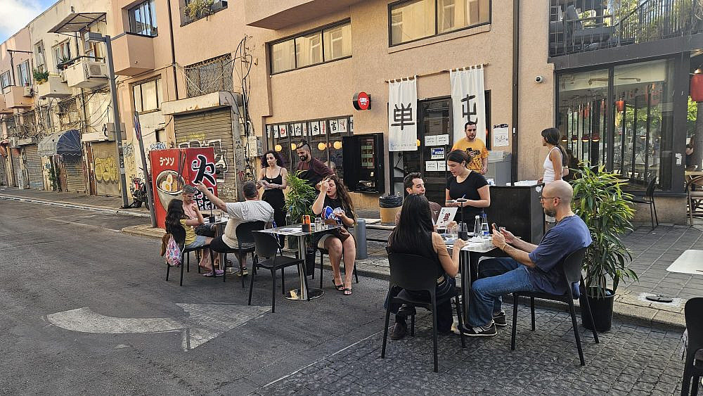 ארבעה שולחנות ולא יותר. וואביטו (צילום שרון בן דוד) ארבעה שולחנות ולא יותר. וואביטו (צילום שרון בן דוד)