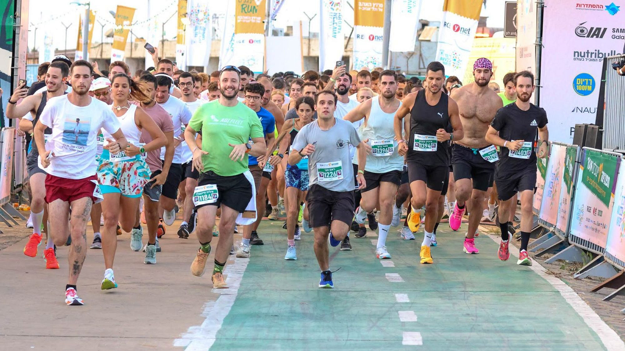 פתאום היא מתפרצת, כמו להבה. מרוץ האהבה (צילום: צלמי סינגלס ראן) פתאום היא מתפרצת, כמו להבה. מרוץ האהבה (צילום: צלמי סינגלס ראן)
