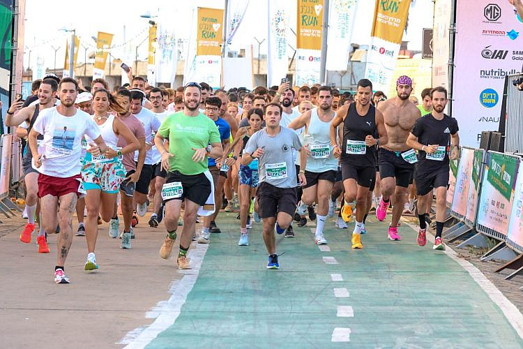 פתאום היא מתפרצת, כמו להבה. מרוץ האהבה (צילום: צלמי סינגלס ראן)