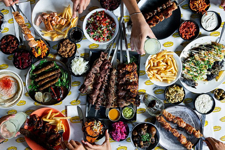 פותחים שולחן. צילום: מתוך האתר הרשמי של "אצל עובד בכפר"