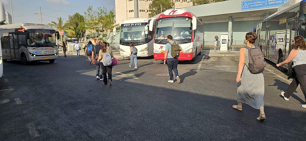 האם מישהו ישכיל לדאוג לזה? מסוף רכבת האוניברסיטה. צילום: רון מרקל