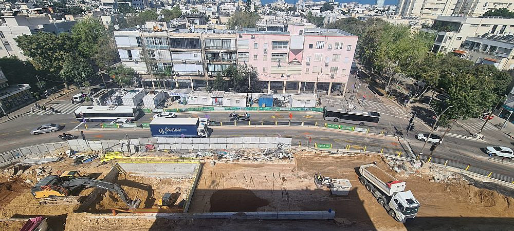 חופרים ללא הפסקה. אבן גבירול (צילום: עמית סלונים) חופרים ללא הפסקה. אבן גבירול (צילום: עמית סלונים)