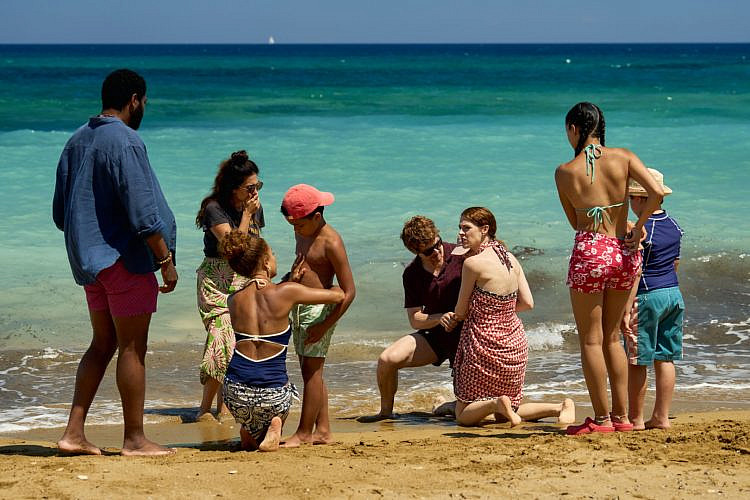לא לחופשה הזו פיללנו. "שבועיים באוגוסט". (צילום מסך BBC)