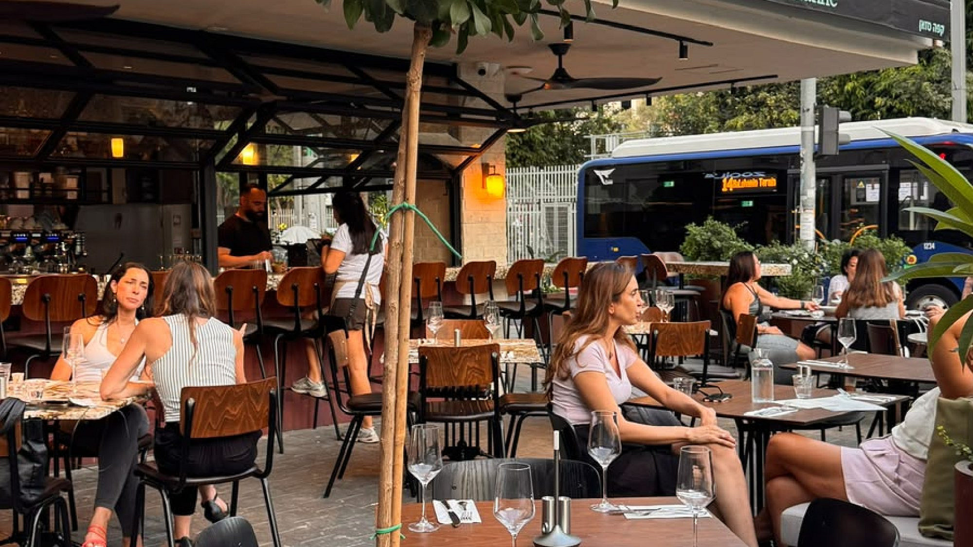 משהו חדש בשכונה. קפה סזאן. (צילום: אביעד ברוכי) משהו חדש בשכונה. קפה סזאן. (צילום: אביעד ברוכי)