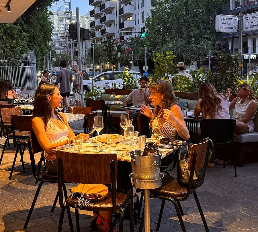 גם כשהערב יורד על העיר. קפה סזאן. (צילום: אביעד ברוכי)