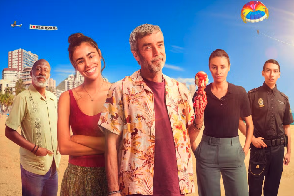 קומדיה בריטית בניחוח ספרדי. ״רצח בכפכפים״ (צילום מסך: צ׳אנל 5) קומדיה בריטית בניחוח ספרדי. ״רצח בכפכפים״ (צילום מסך: צ׳אנל 5)