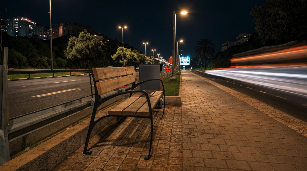 ויש אפילו ספסלים למי שרוצה לשבת עם הגב לתנועה בנמיר (צילום: עמית בן מנחם) ויש אפילו ספסלים למי שרוצה לשבת עם הגב לתנועה בנמיר (צילום: עמית בן מנחם)