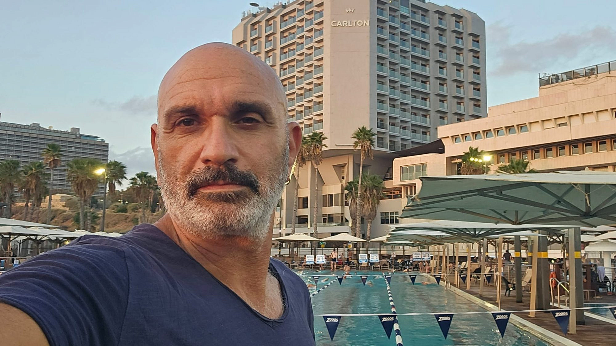 בבריכה הכרזתי על מדינת הגורדונאים. אבי מרזוק (צילום עצמי) בבריכה הכרזתי על מדינת הגורדונאים. אבי מרזוק (צילום עצמי)