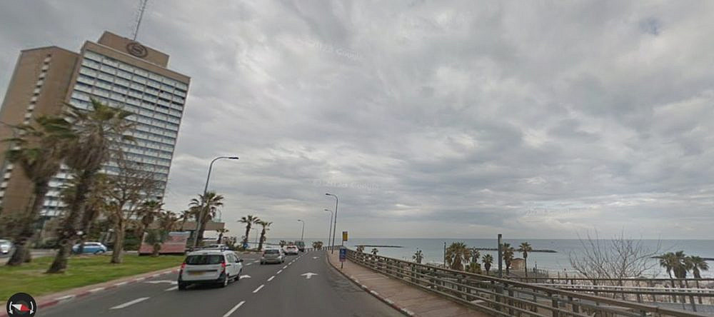 לרגע אחד העיר הכי יפה בעולם. העלייה מכיכר אתרים. (צילום: גוגל סטריט וויו)