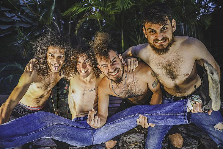 איך בועטים כשמחזיקים אתכם ככה? הפסוליה של דייזי. (צילום: דן רוזנטל)